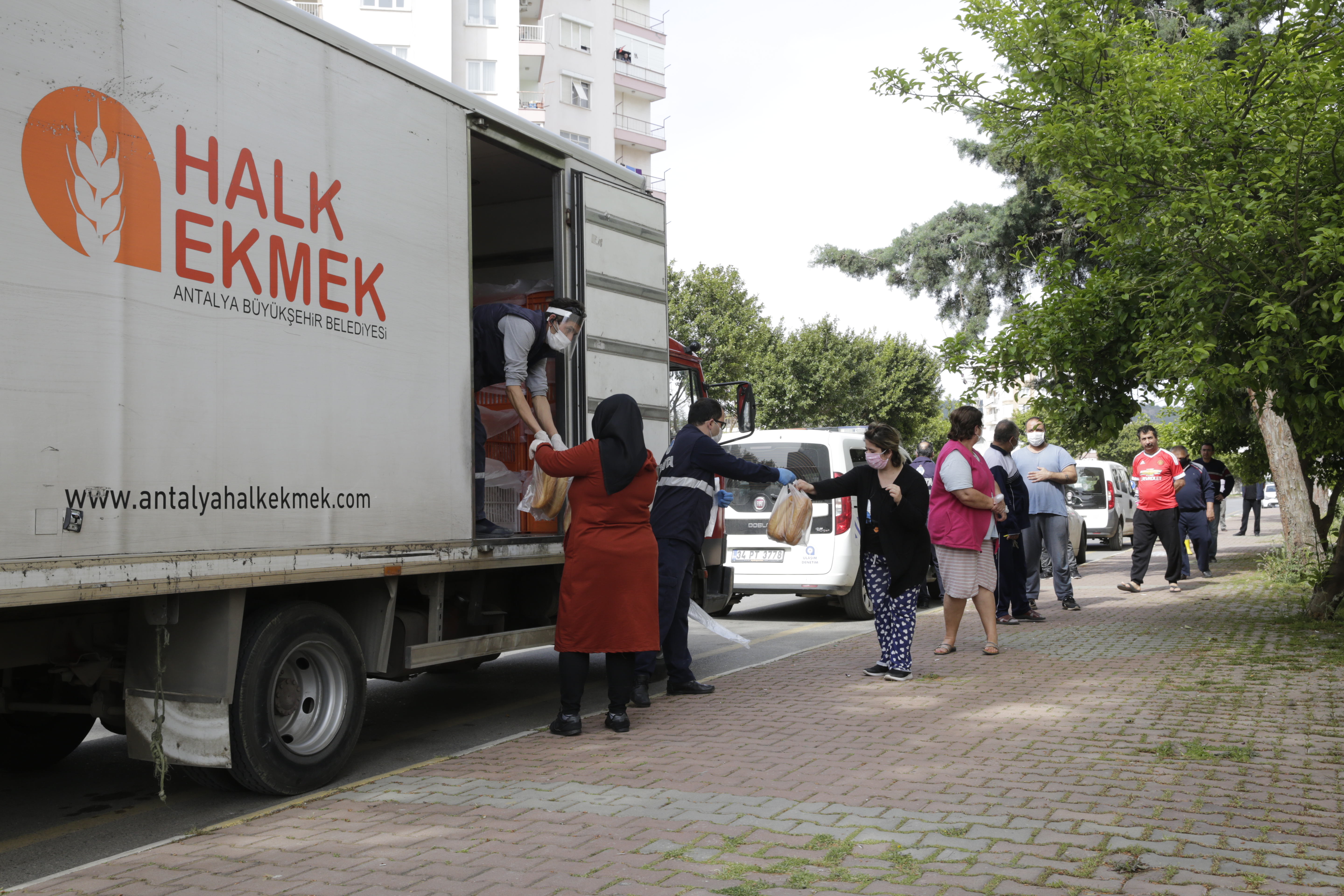 ANTALYA BÜYÜKŞEHİR BELEDİYESİ, ÜCRETSİZ EKMEK DAĞITIMINA DEVAM EDİYOR
