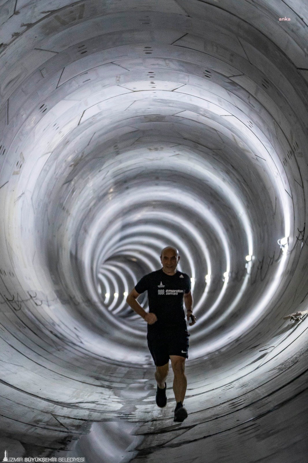 TUNÇ SOYER, METRO TÜNELİNDE KOŞTU