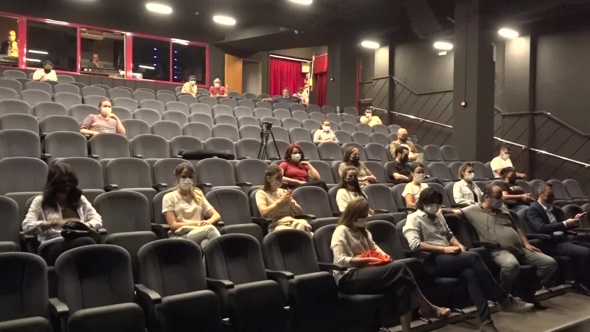 BORNOVA’DA PANDEMİ DÖNEMİNE ÖZEL TİYATRO