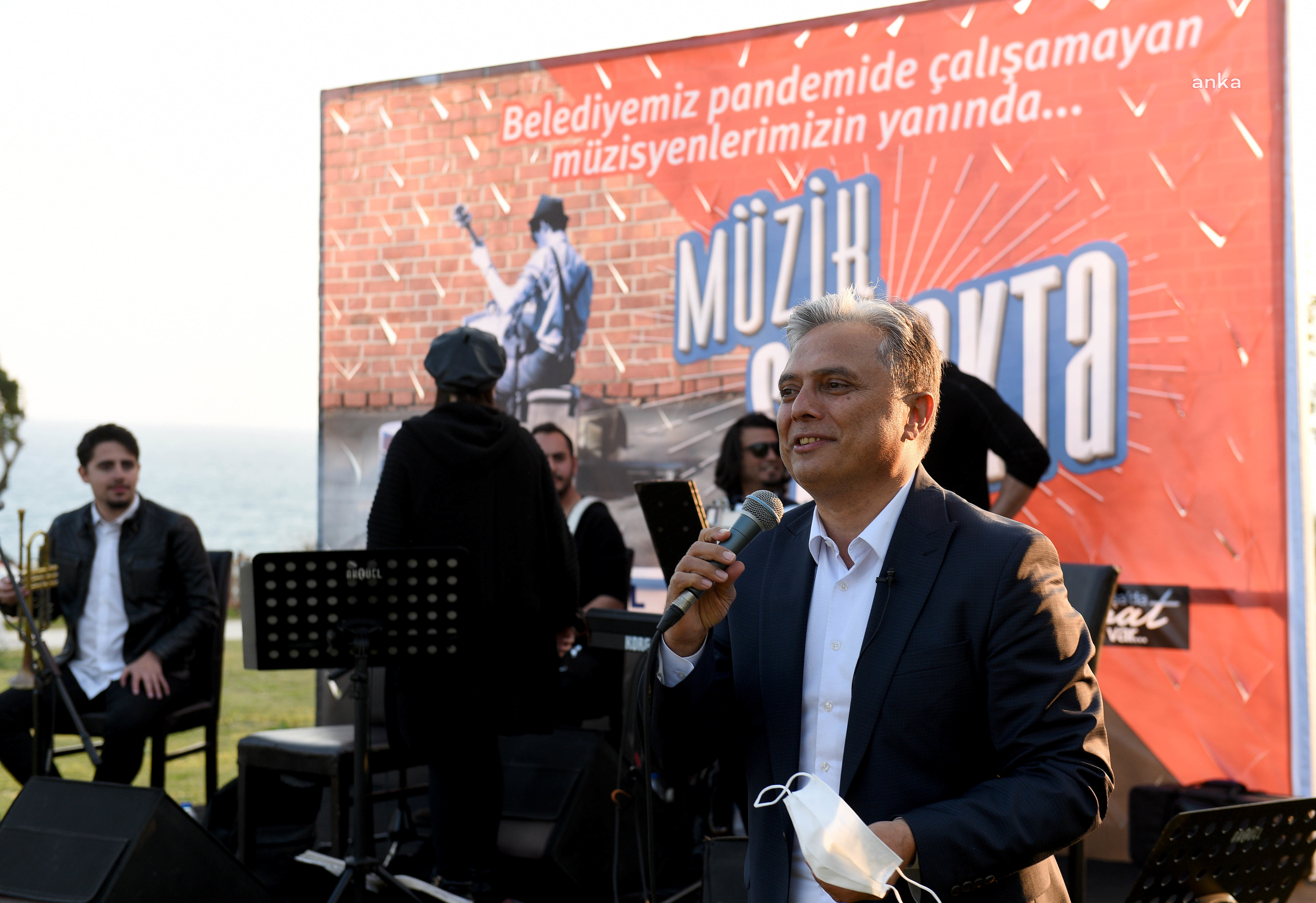 MURATPAŞA'DA MÜZİSYENLERLE DAYANIŞMA: "MÜZİK SOKAKTA"