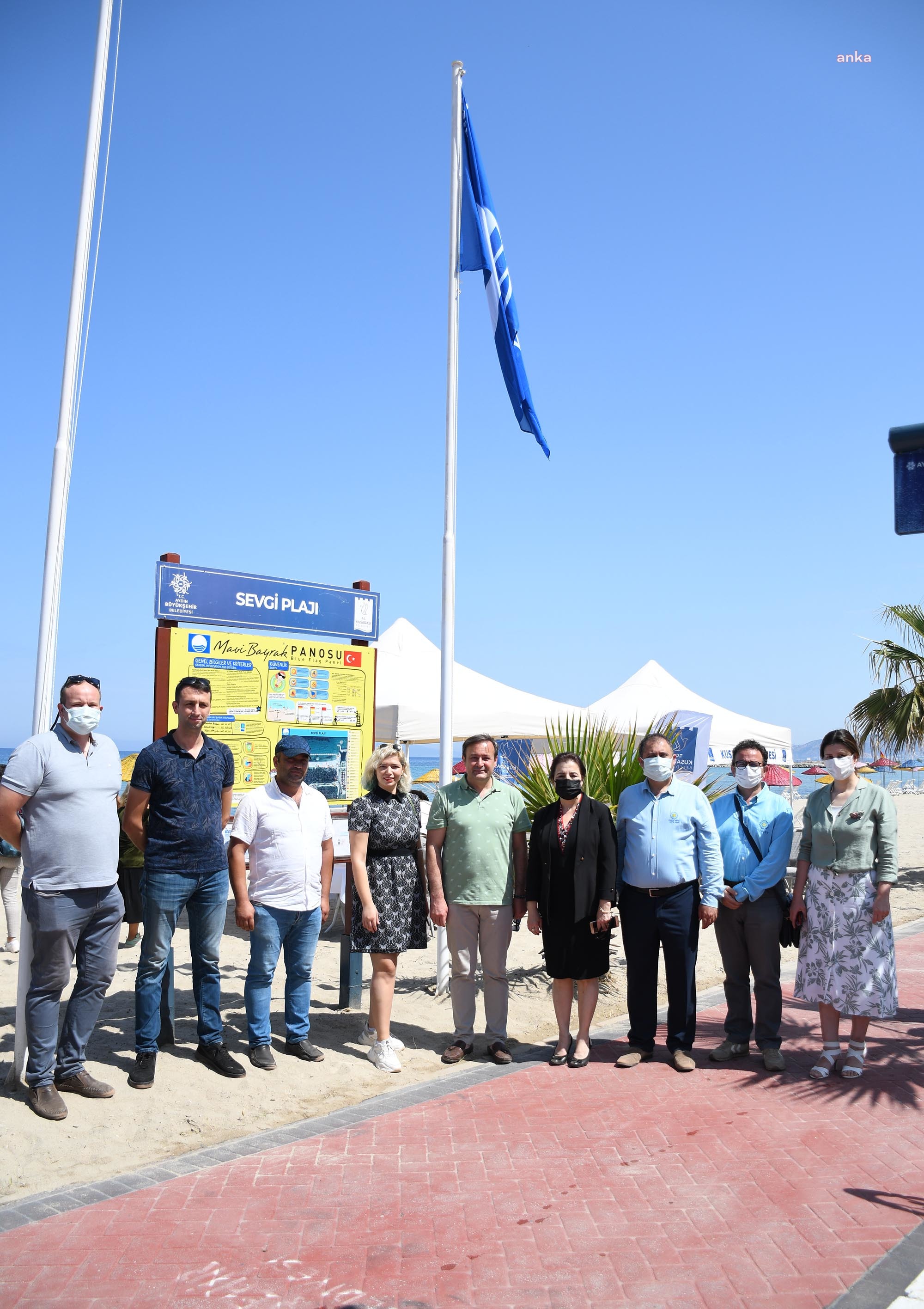 KUŞADASI PLAJLARINDA MAVİ BAYRAKLAR GÖNDERE ÇEKİLDİ