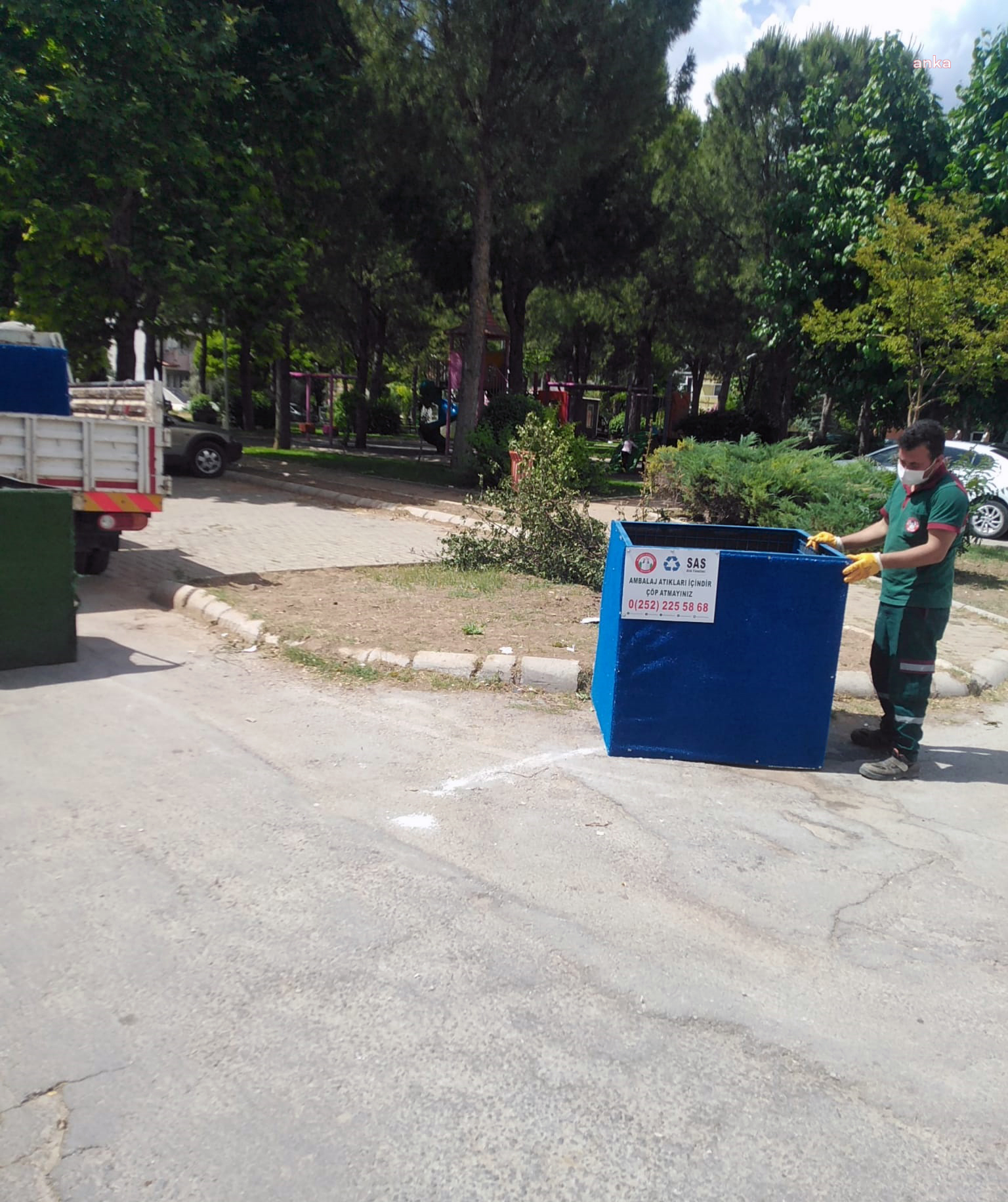 MENTEŞE'DE ESKİYEN GERİ DÖNÜŞÜM SEPETLERİ YENİLERİYLE DEĞİŞTİRİLİYOR