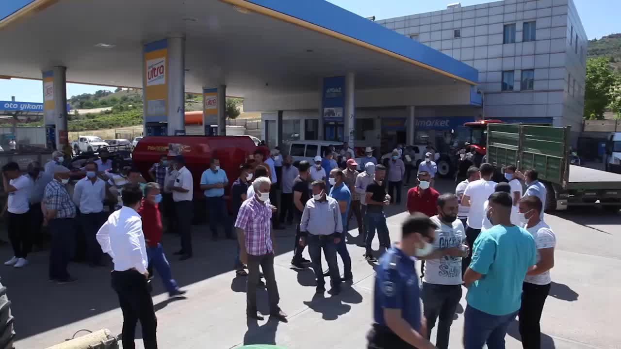 SÜT ÜRETİCİLERİ EYLEMDE: TRAKTÖRLERLE KARAYOLUNA ÇIKTILAR: "BİZİ TOPRAĞA VE HAYVANA KÜSTÜRMEYİN"
