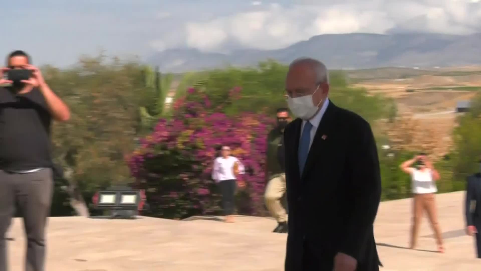 KILIÇDAROĞLU KKTC'DE: FAZIL KÜÇÜK VE RAUF DENKTAŞ'IN ANIT MEZARLARINI ZİYARET ETTİ