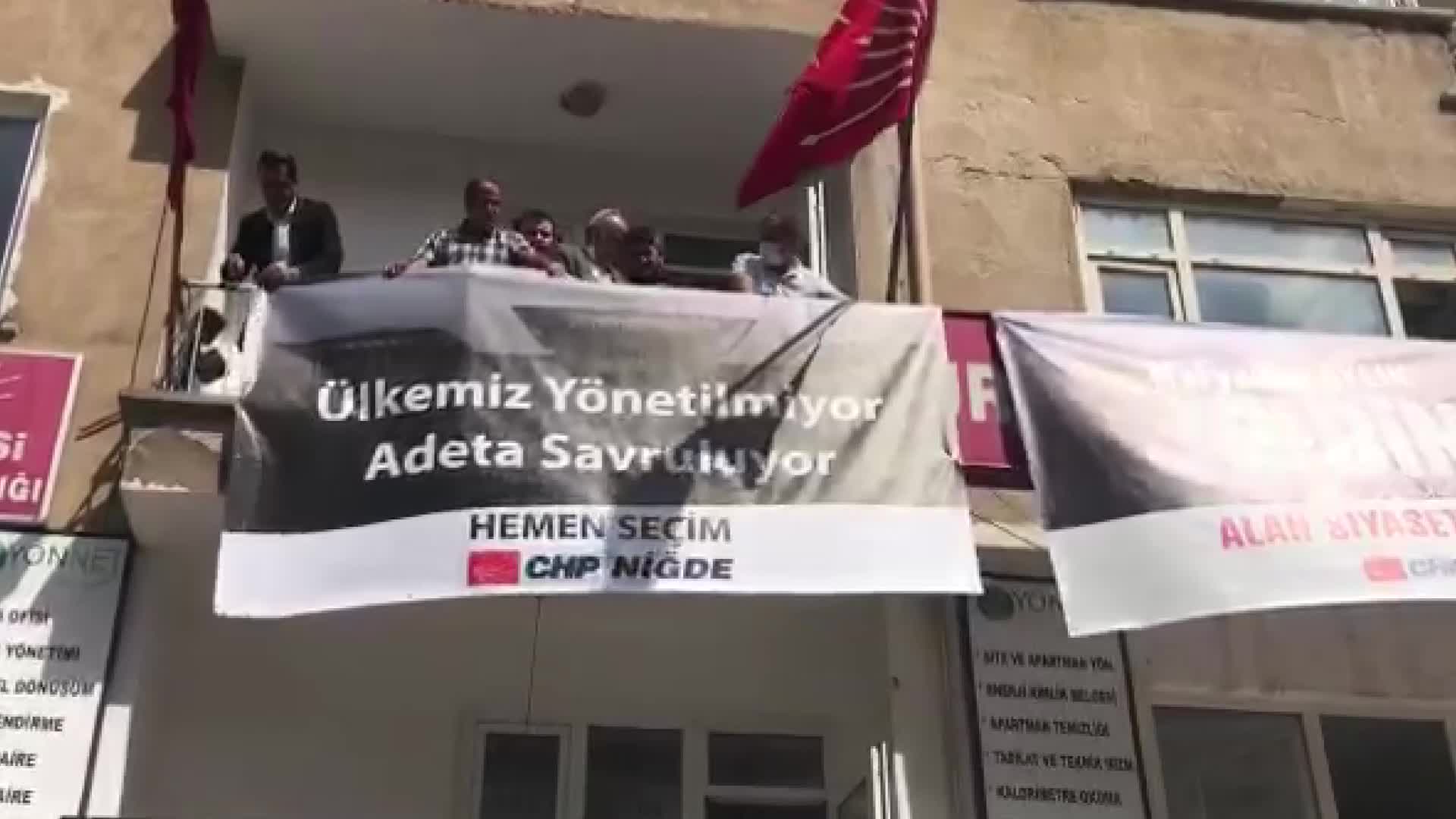 CHP NİĞDE İL BAŞKANLIĞI “HEMEN SEÇİM” PANKARTI ASTI