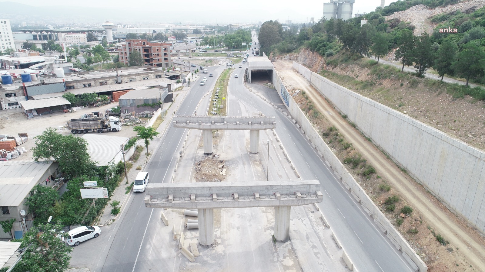 İZMİR TRAFİĞİNİ RAHATLATACAK PROJENİN YÜZDE 40'I TAMAMLANDI