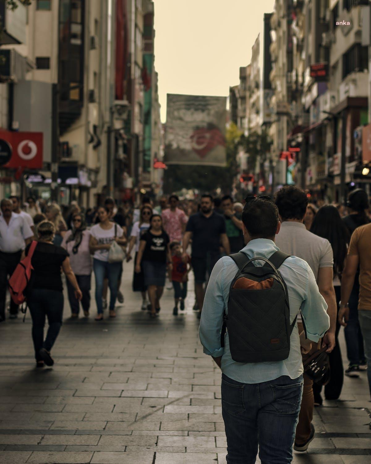 GENÇLERE GÖRE İŞ BULMAK İÇİN ÖNEMLİ OLAN ‘YETENEK’ DEĞİL ‘TANIDIK’