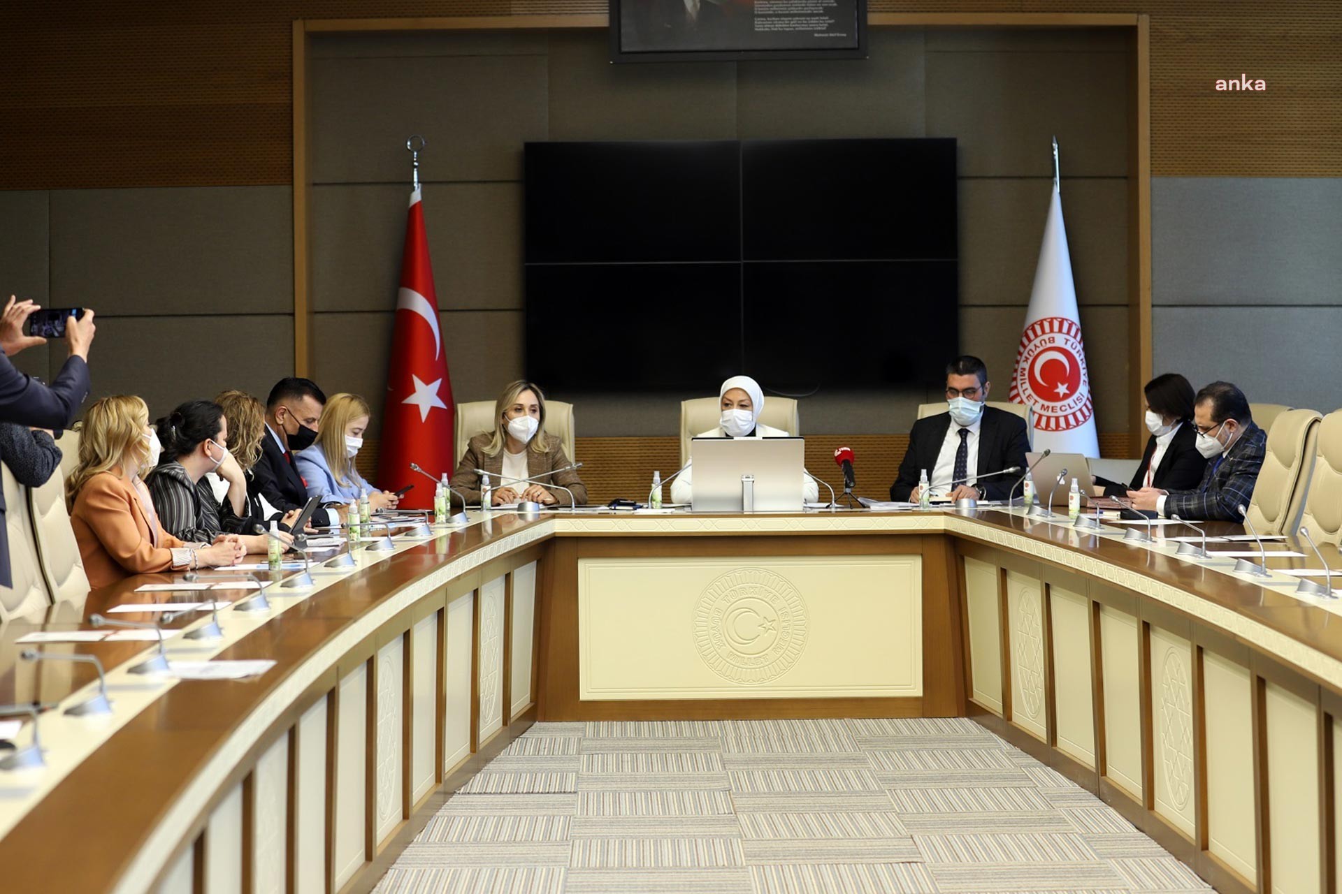 YARGI MENSUPLARI MECLİS'TE, "BAZEN BASİT MESELE OLUYOR" DİYEREK KADINA ŞİDDETTE 'TEDBİR KARARI' İÇİN 'BELGE, BİLGİ' İSTEDİ