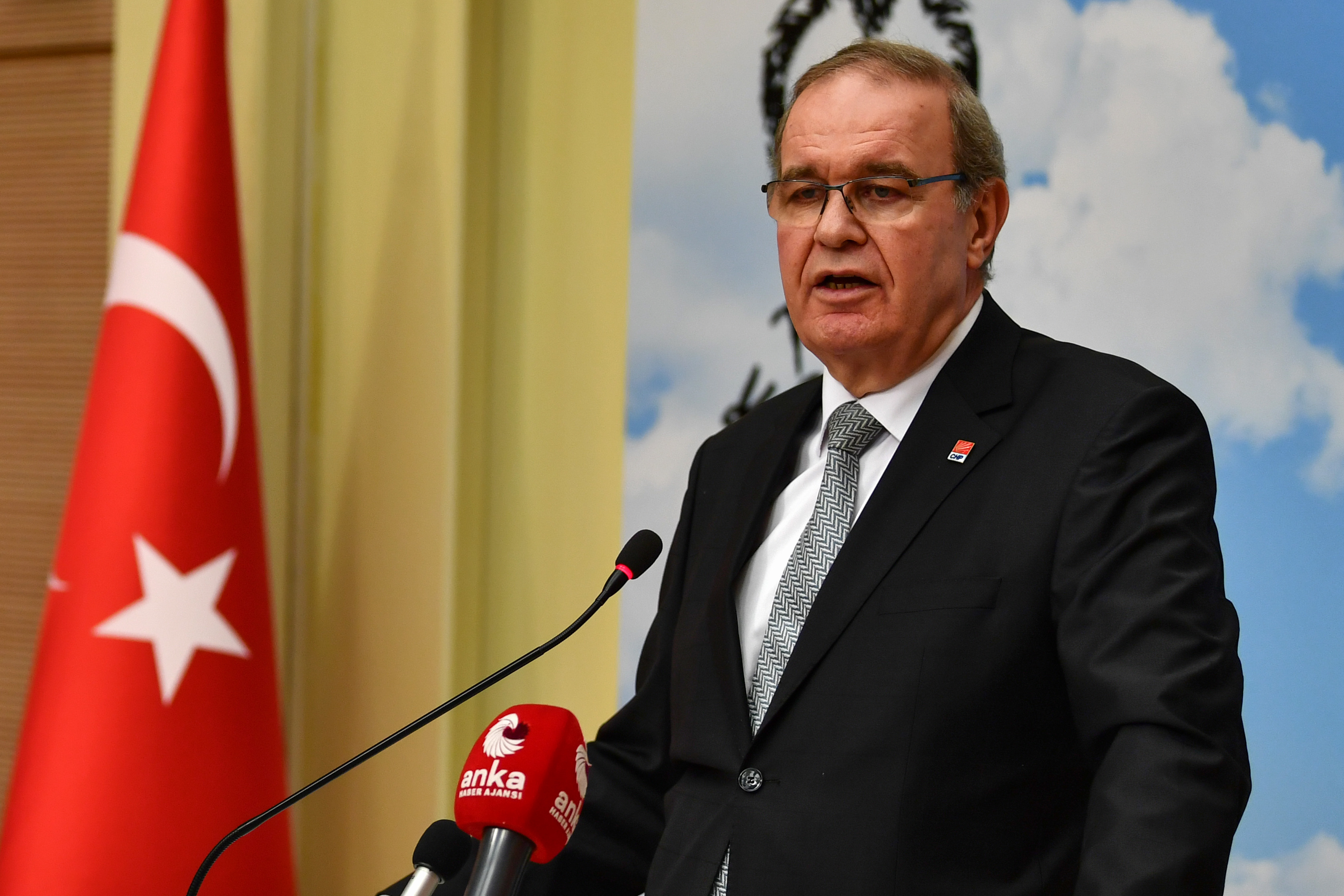ÖZTRAK: HÜKÜMET KORONAVİRÜSLE DEĞİL CHP’Lİ BELEDİYELERLE MÜCADELE EDİYOR