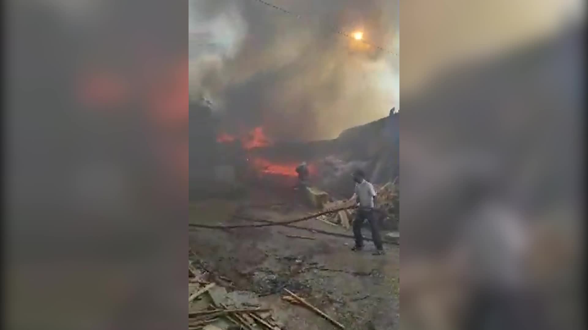 FETHİYE’DE MARANGOZ ATOLYESİ’NDE ÇIKAN YANGINA, HEM KARADAN, HEM HAVADAN MÜDAHALE YAPILIYOR