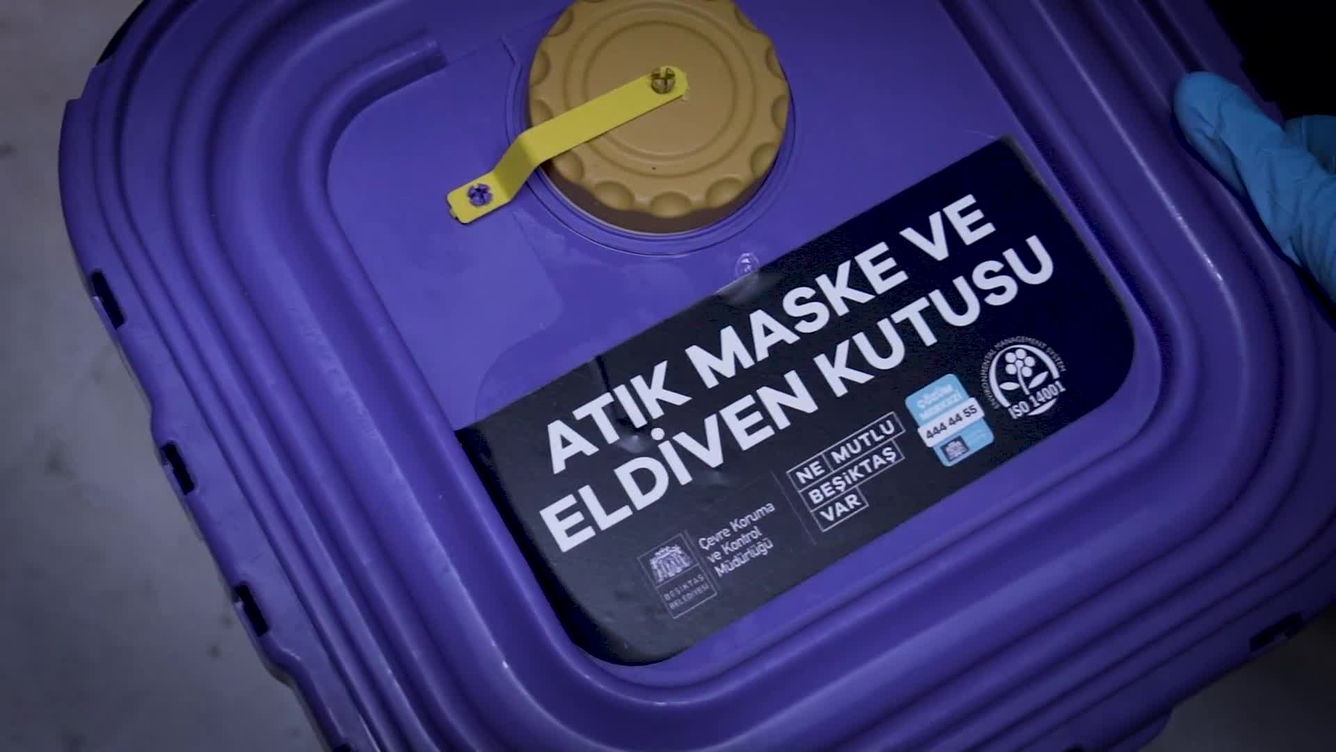 BEŞİKTAŞ’IN ÖNEMLİ NOKTALARINA ‘ATIK MASKE VE ELDİVEN KUTUSU’ YERLEŞTİRİLDİ
