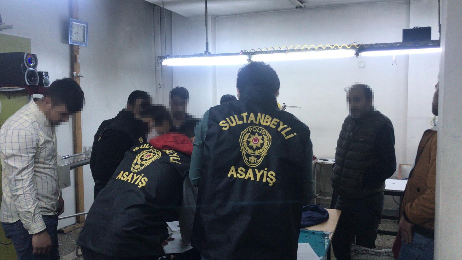 SOKAĞA ÇIKMA YASAĞINDA OKEY OYNADILAR CEZAYI YEDİLER