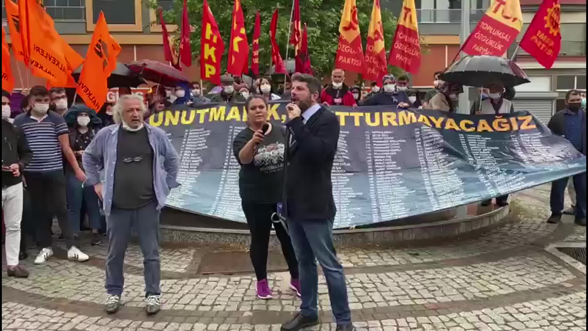 SOMA DAVASININ KARAR DURUŞMASINDA, YAĞMURA RAĞMEN ADALET BEKLEYİŞİ SÜRÜYOR
