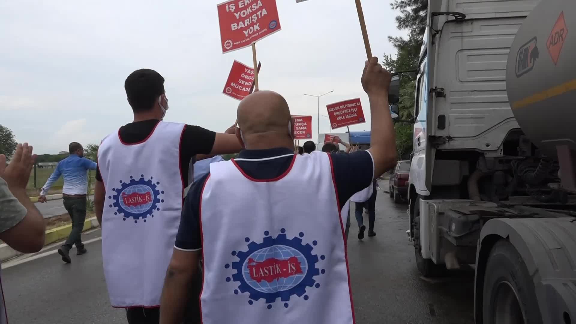 İZMİR'DE İŞÇİLER FABRİKA ÖNÜNDE EYLEM YAPTI: "KOD-25 GEREKÇESİYLE İŞTEN ATILDIK, TERÖRİST MUAMELESİ GÖRDÜK"