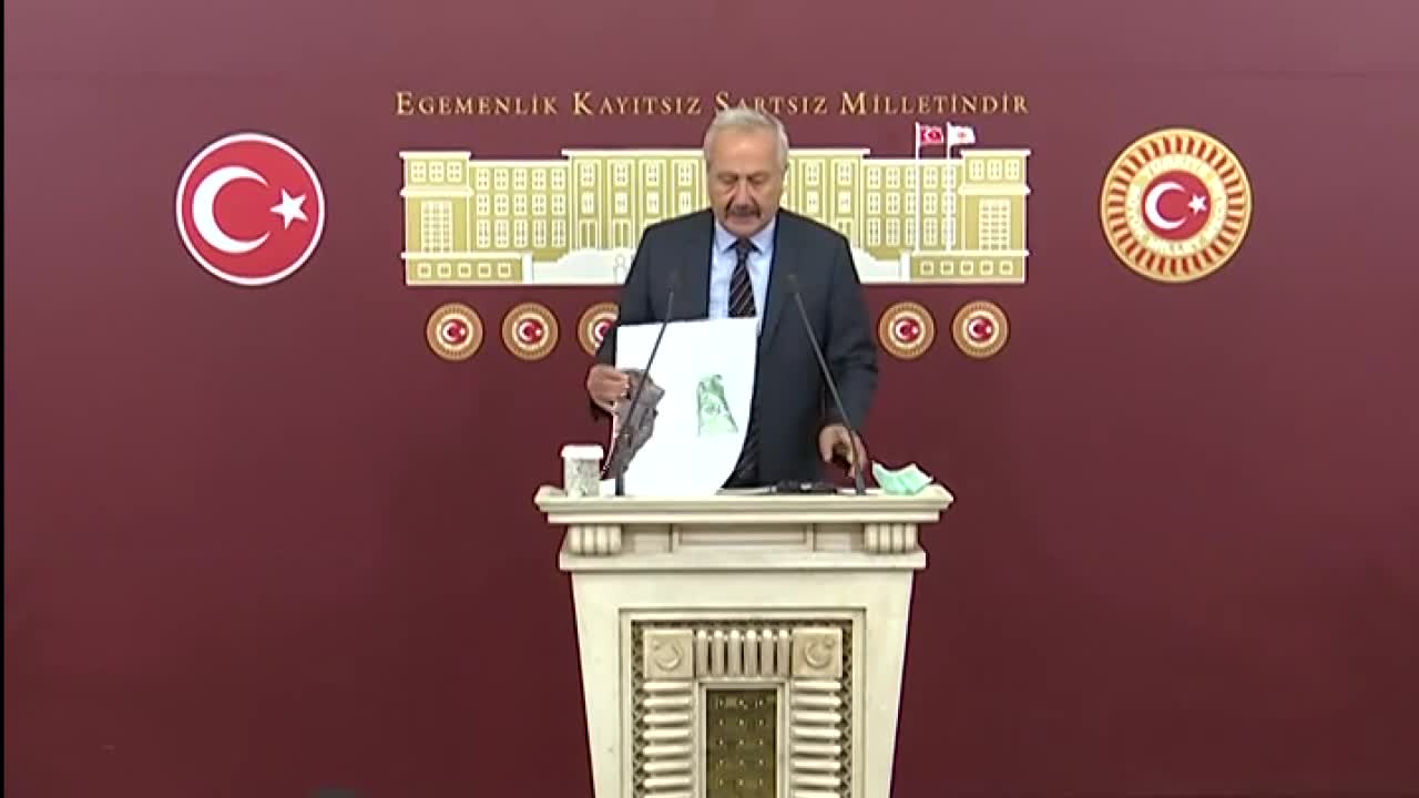 KALEYE YEŞİL BAYRAK ASTILAR, CHP MİLLETVEKİLİ TEPKİ GÖSTERDİ: "NEVŞEHİR'DE DE TÜRKLÜK DÜŞMANI MECZUPLAR HAREKETE GEÇMİŞ"