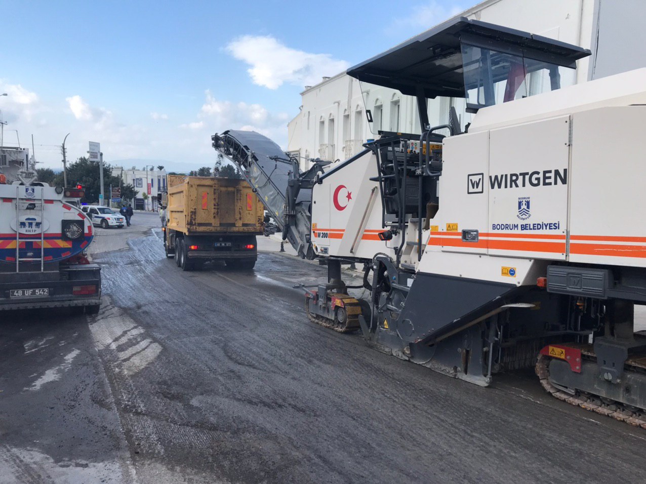 BODRUM'DA BOZUK YOLLAR KAZINARAK DÜZELTİLDİ