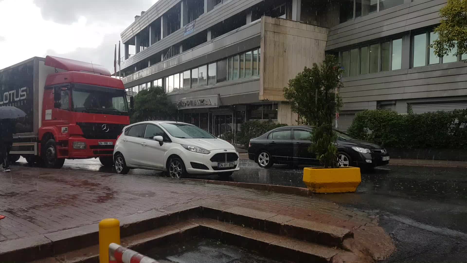 TARSUS BELEDİYESİ YOL ÇALIŞMALARINA HIZ VERDİ