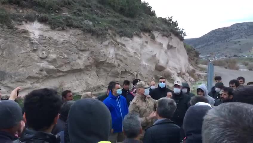 JANDARMA KOMUTANI KARAKURT KÖYLÜLERİYLE GÖRÜŞTÜ: KARAKOL DA SU ALTINDA KALACAK