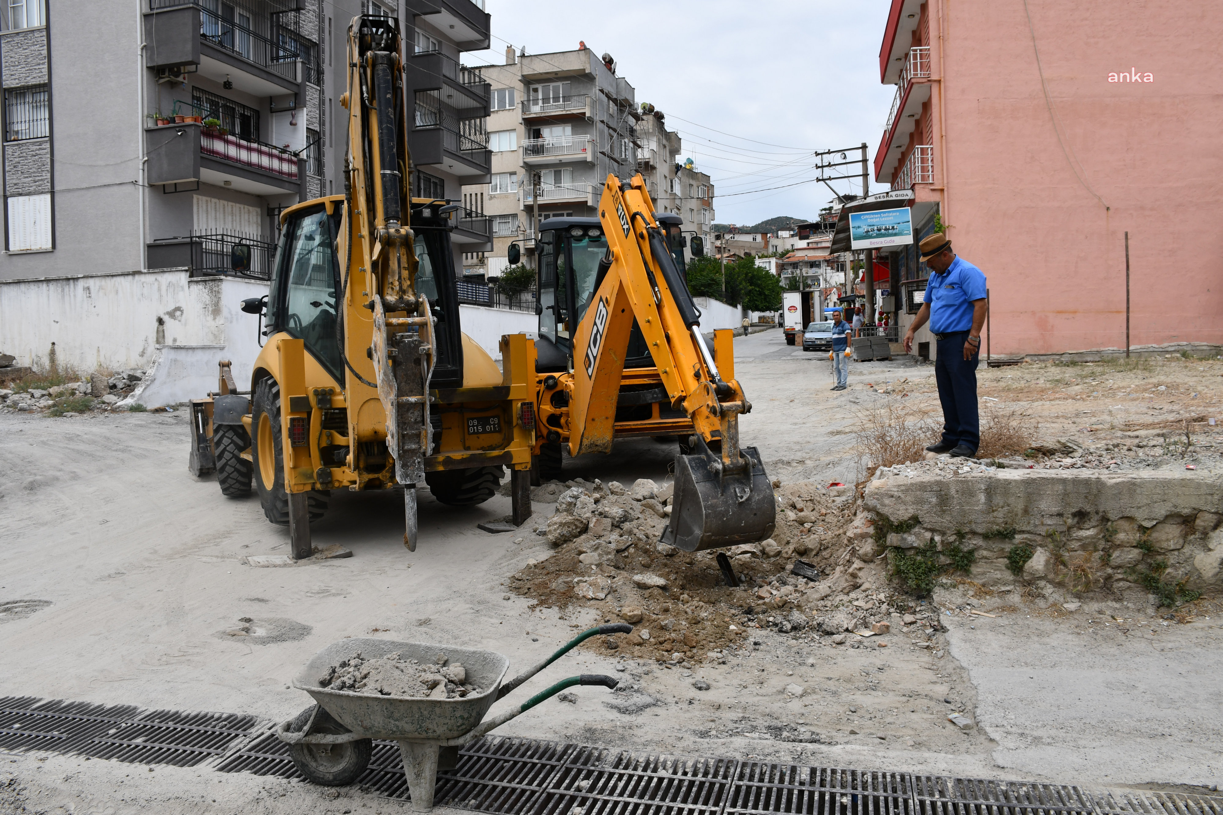SÖKE BELEDİYESİ'NDEN EŞ ZAMANLI YOL YAPIM ÇALIŞMALARI