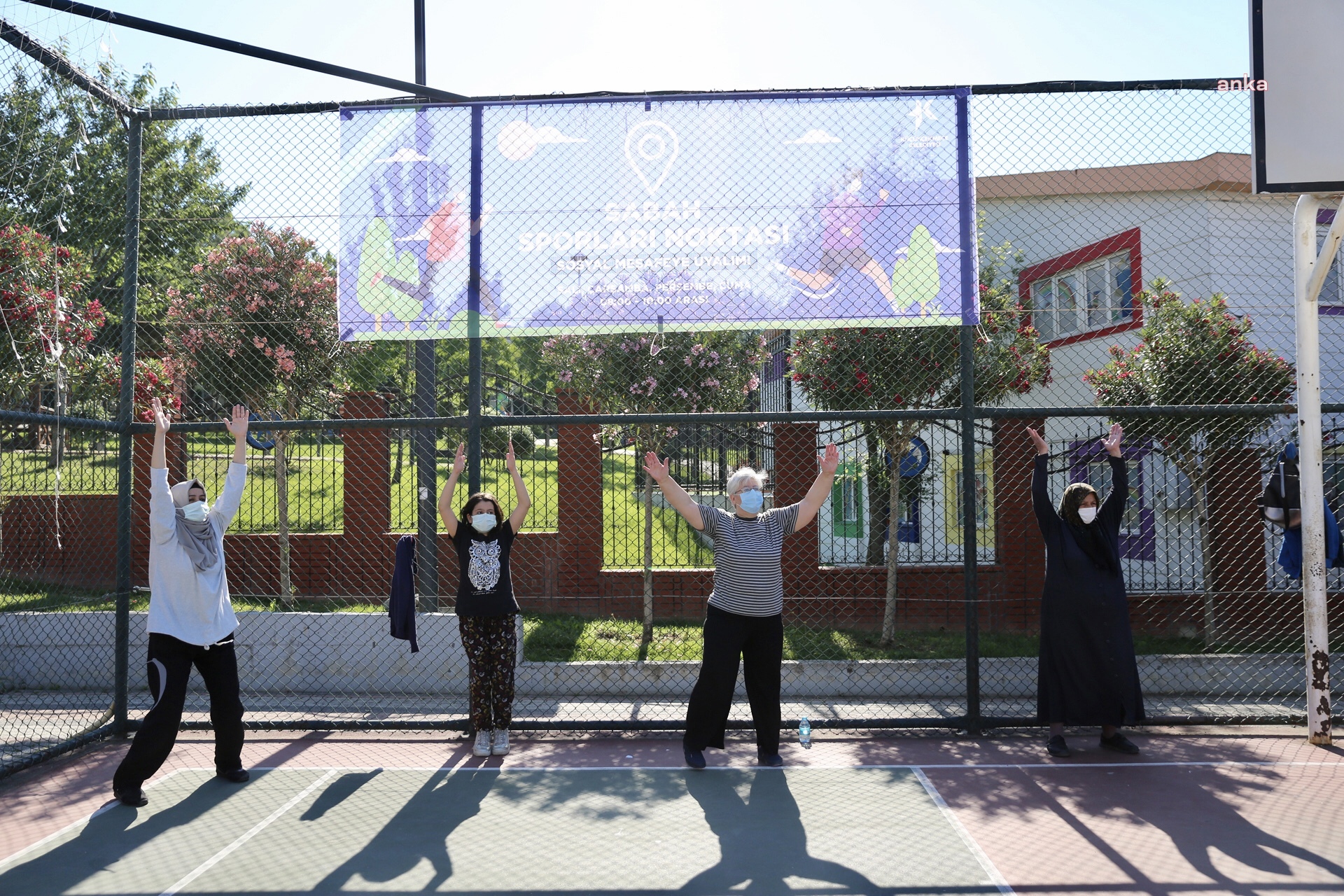 KÜÇÜKÇEKMECE'DE SOSYAL MESAFELİ SABAH SPORU YENİDEN BAŞLADI