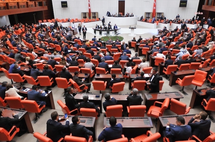 İNFAZ TEKLİFİ YASALAŞTI: ÇOCUKLU KADIN MAHKUMA İNFAZ ERTELEMESİ YASADAN ÇIKARILDI