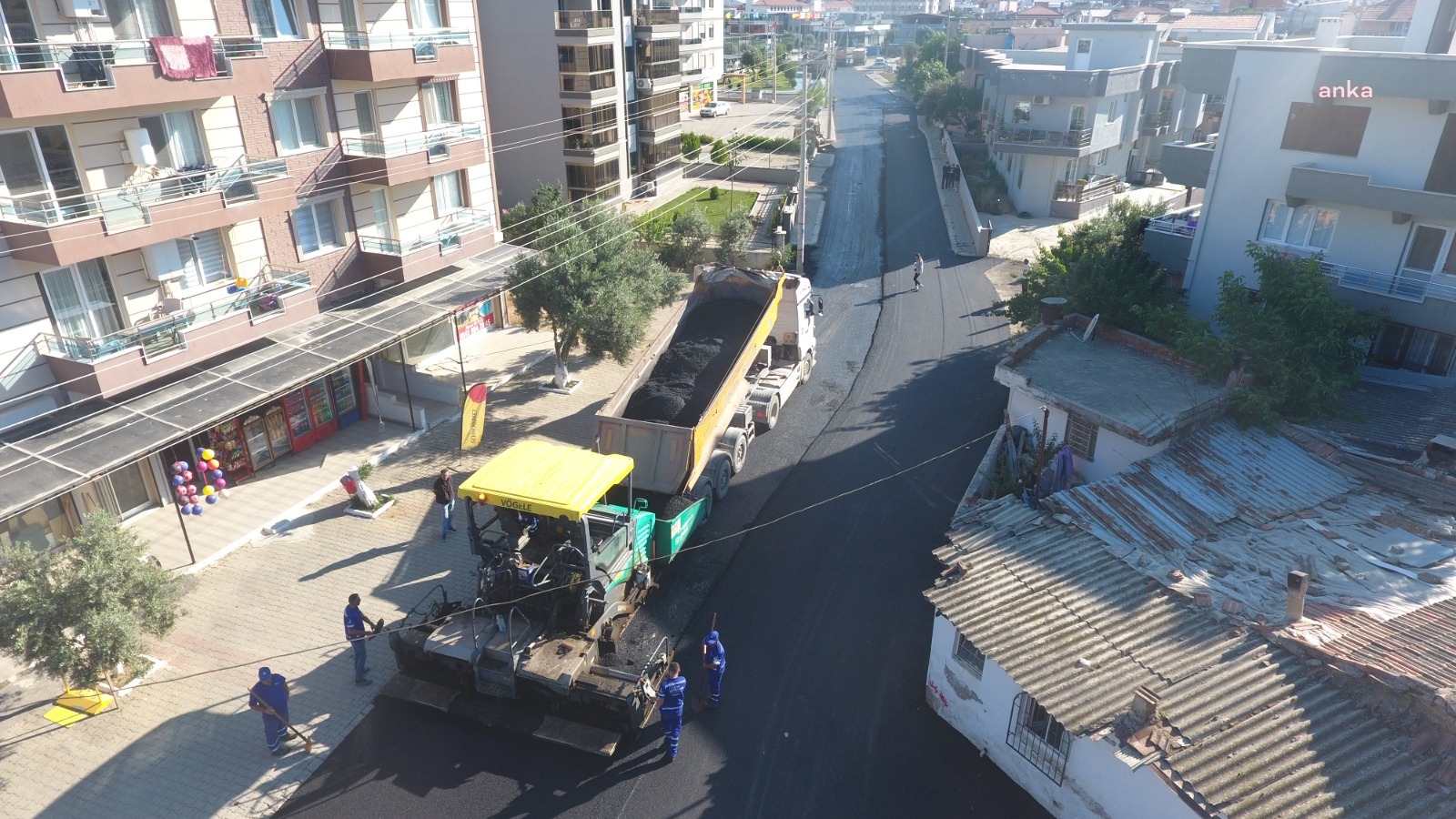 MENDERES'TE 3 MAHALLE BİRDEN ASFALTLANDI