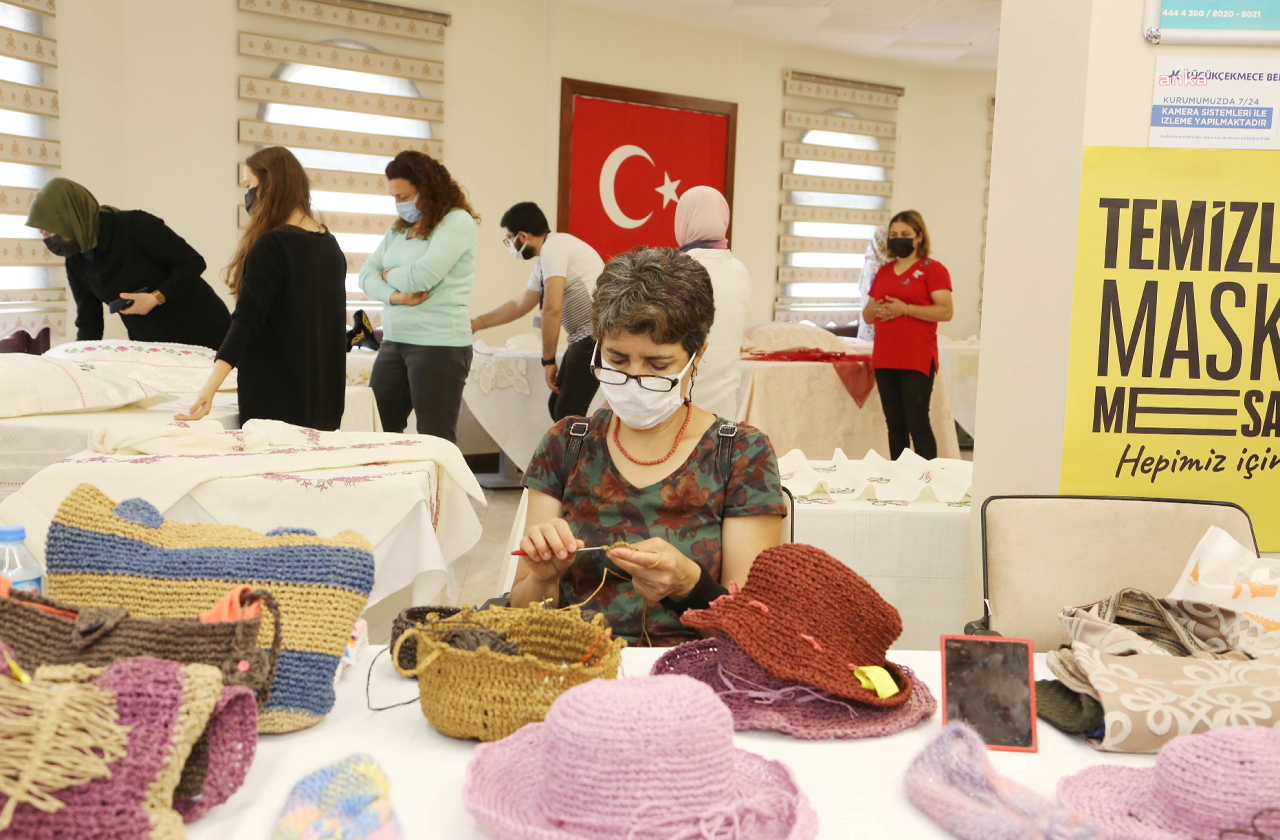 KÜÇÜKÇEKMECE'DE KADINLARDAN EL EMEĞİ SERGİSİ