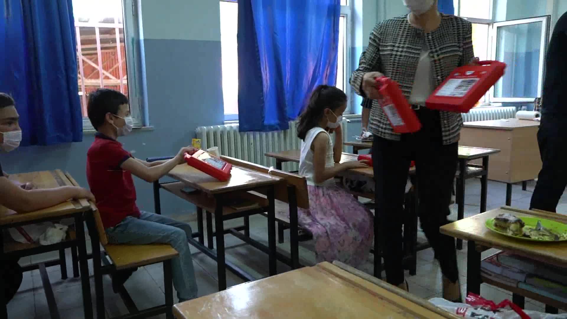 ATAKUM BELEDİYESİ’NDEN ÖĞRENCİLERE KARNE HEDİYESİ