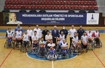 İZMİR BÜYÜKŞEHİR BELEDİYESPOR, ENGELLERİ AŞA AŞA GELİYOR