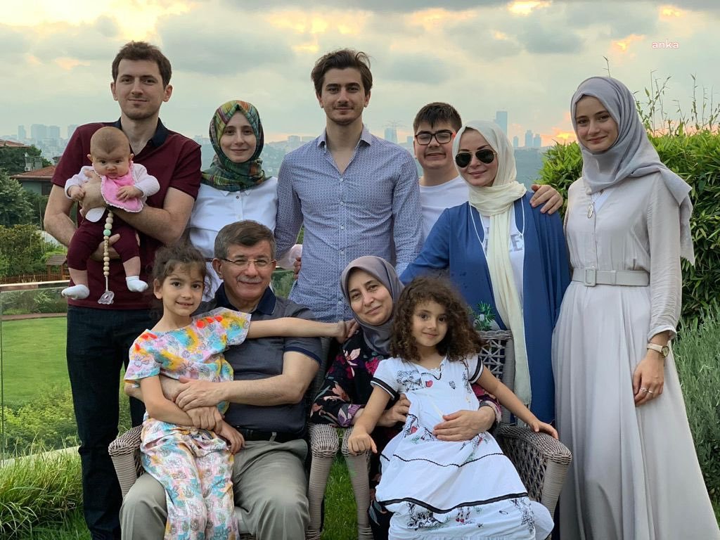 DAVUTOĞLU: ŞEHİTLERİMİZİN BABALARI BAŞTA OLMAK ÜZERE TÜM BABALARIN GÜNÜNÜ KUTLUYORUM