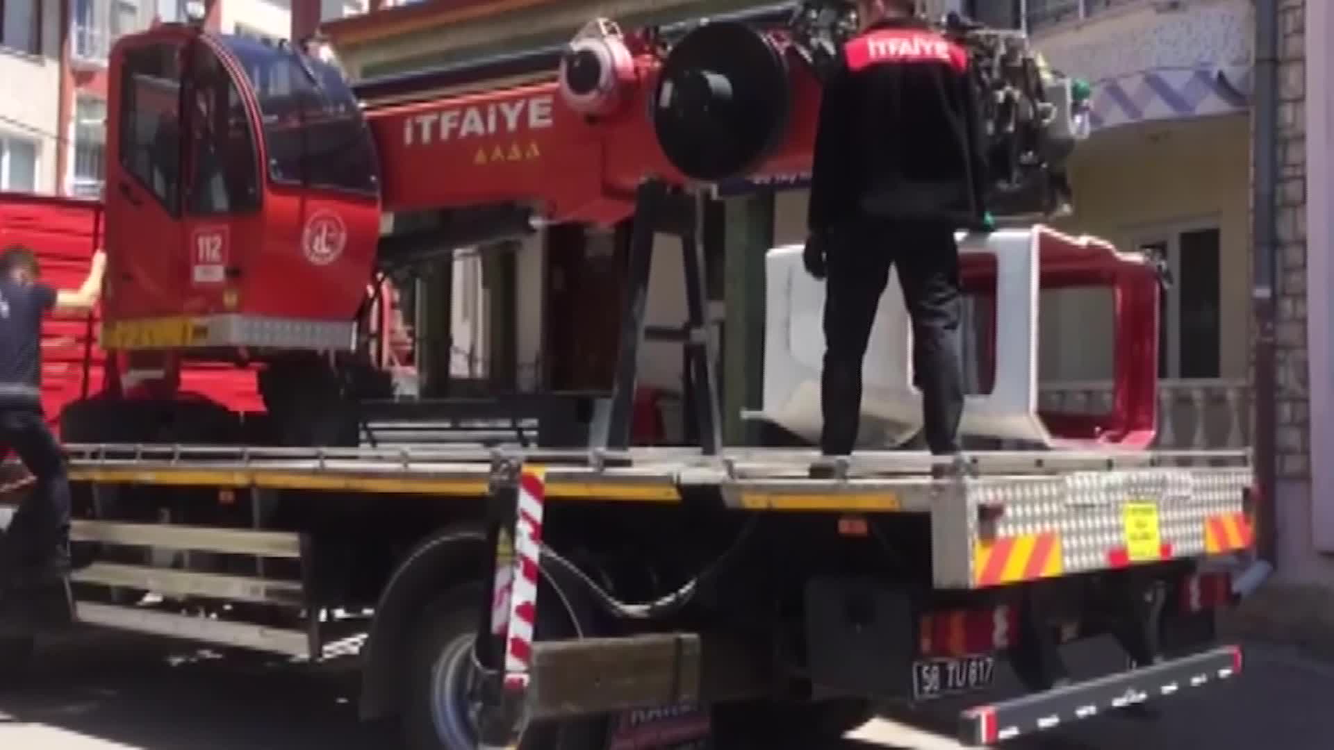 SİVAS’TA SAÇAKTA ASILI KALAN KUŞU İTFAİYE KURTARDI