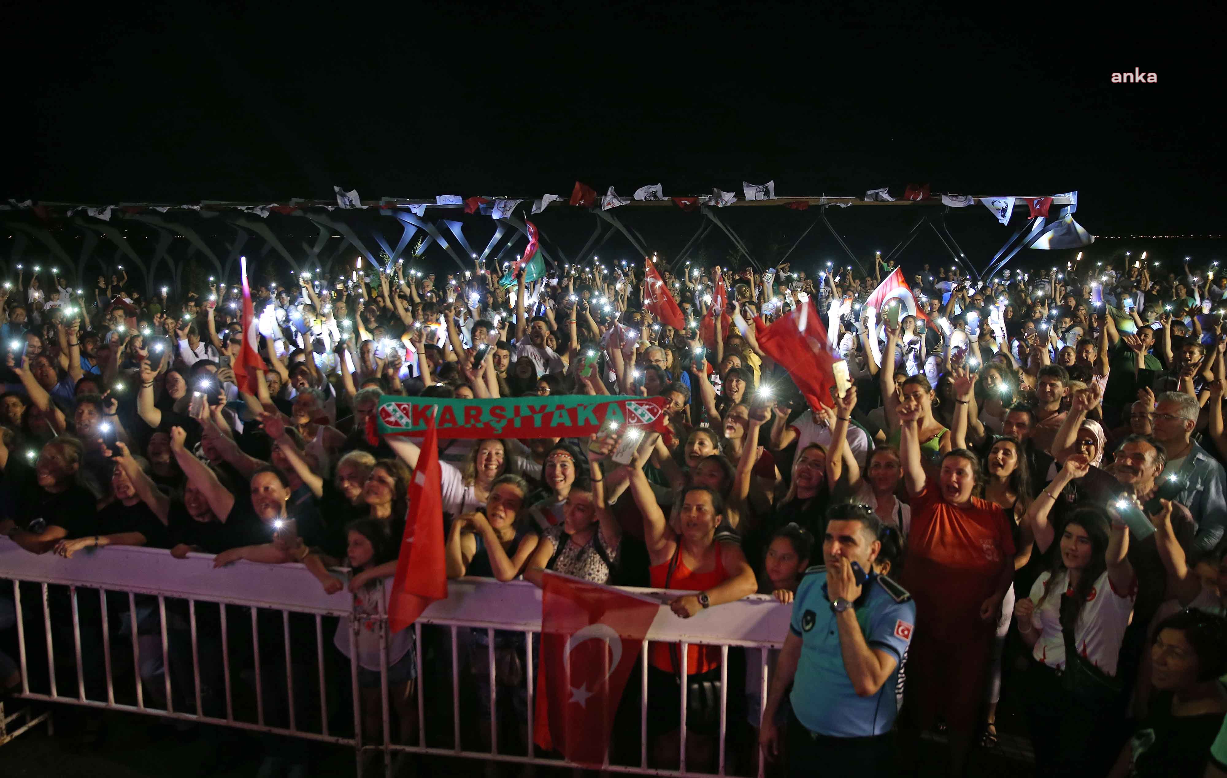 KARŞIYAKA TEK YÜREK: "AY-YILDIZ VAR GÖĞSÜMÜZDE!"