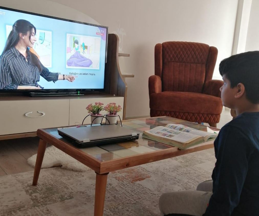SURİYELİ ÇOCUKLARA EĞİTİM VEREN ÖĞRETMENLERİN MAAŞ ÖDEMESİ DEVAM EDECEK