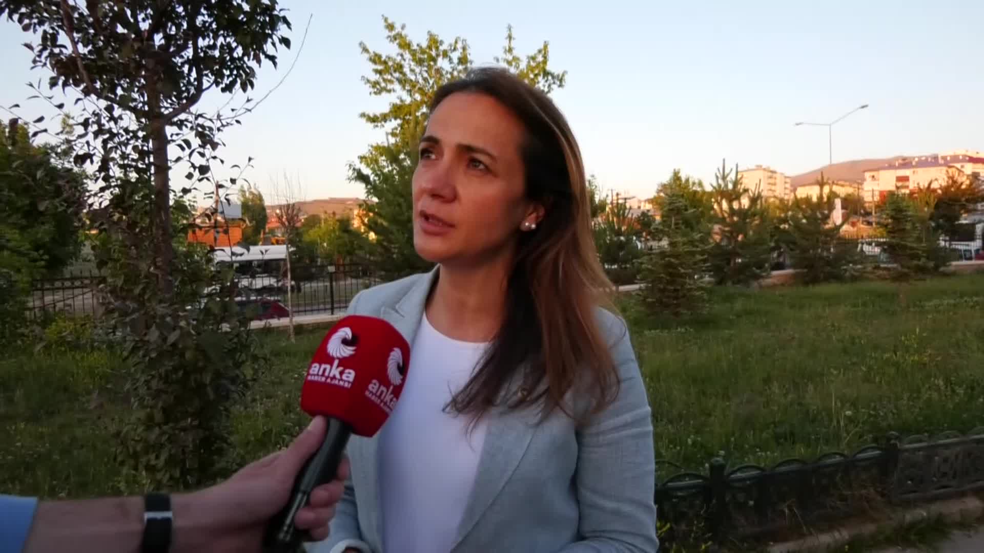 ERZURUMLULARLA BULUŞAN CHP'Lİ İLGEZDİ: "YETER, KURTARIN BİZİ' DİYORLAR"