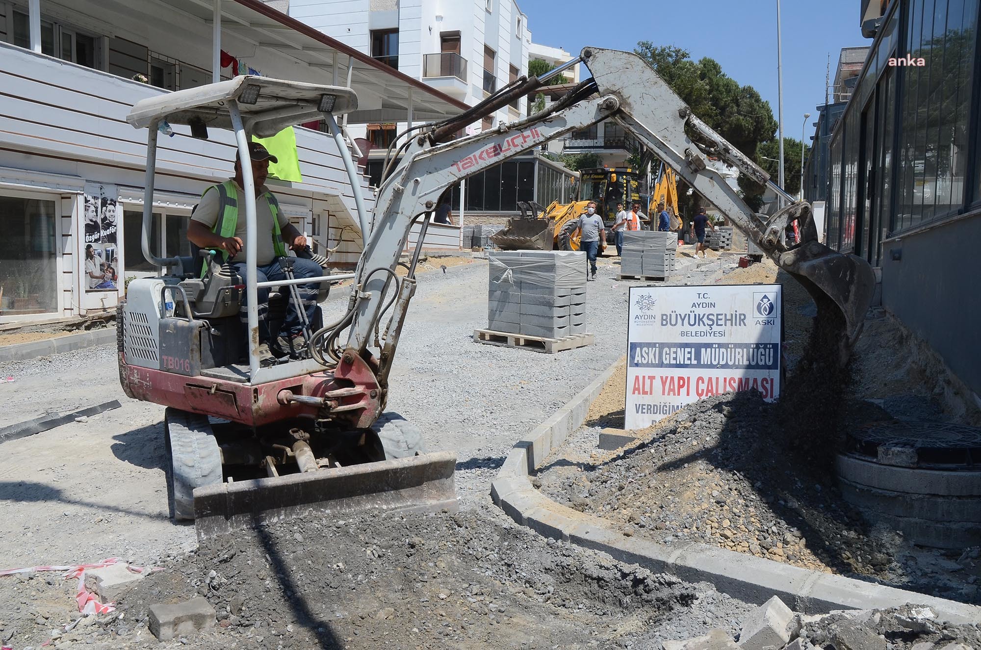 KUŞADASI’NIN DENİZE ÇIKAN SOKAKLARI YENİLENİYOR