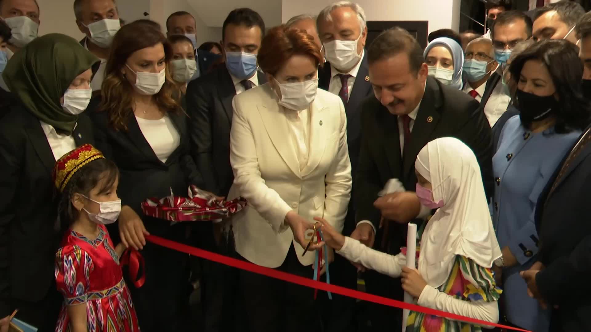 AKŞENER, DOĞU TÜRKİSTAN RESİM SERGİSİNDEN SESLENDİ: "ALLAH BİZİ GÖRECEK, ALLAH BUNLARA SEBEP OLANLARI KAHRU PERİŞAN EYLEYECEK"