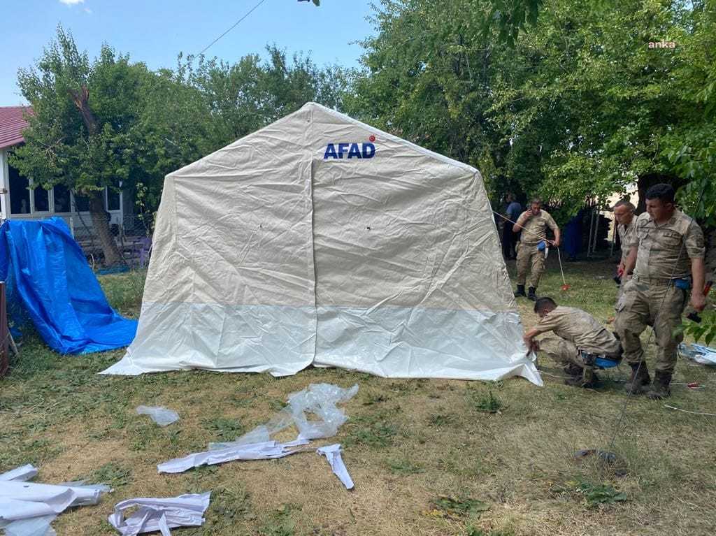ELAZIĞ JANDARMASI DEPREMZEDELER İÇİN ÇADIR KURDU