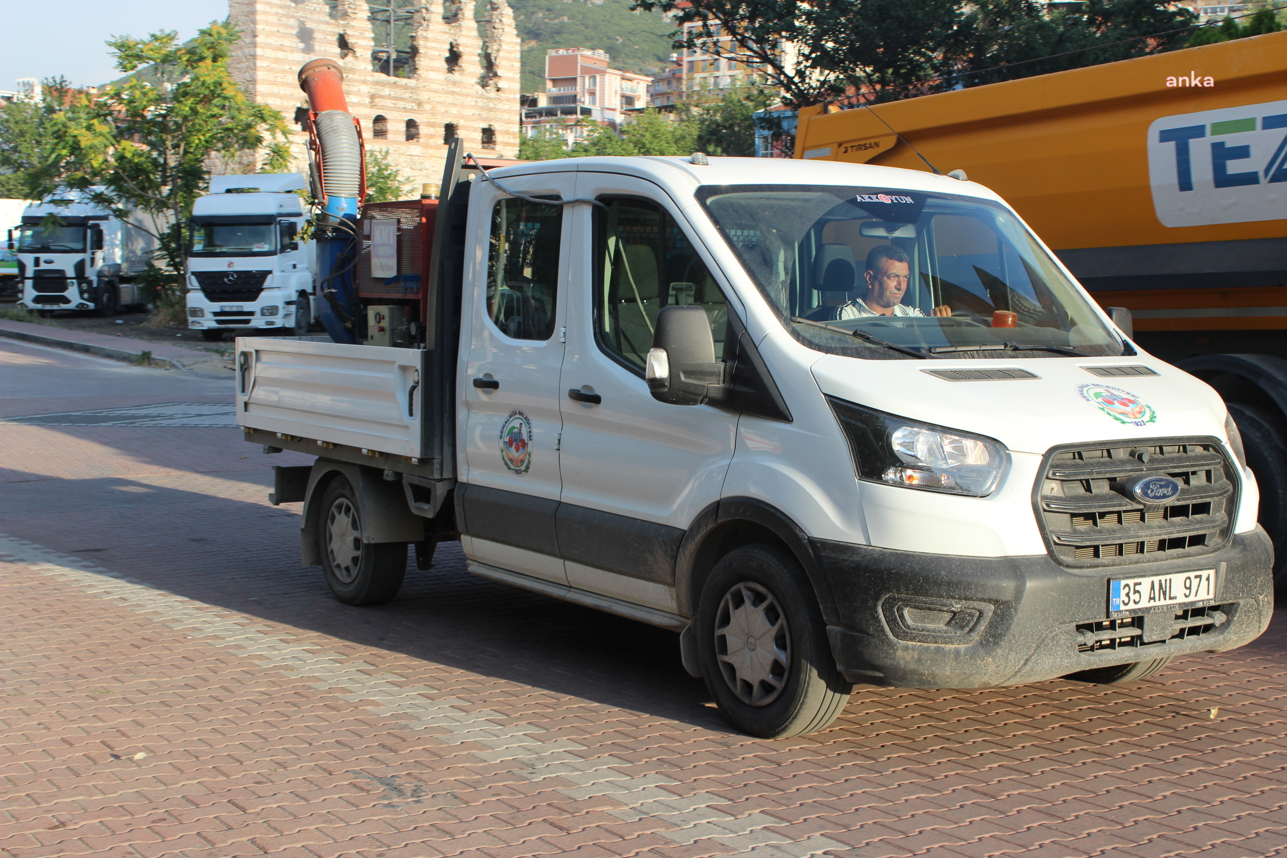 KEMALPAŞA BELEDİYESİ'NDEN SİNEKLE MÜCADELE ÇALIŞMASI