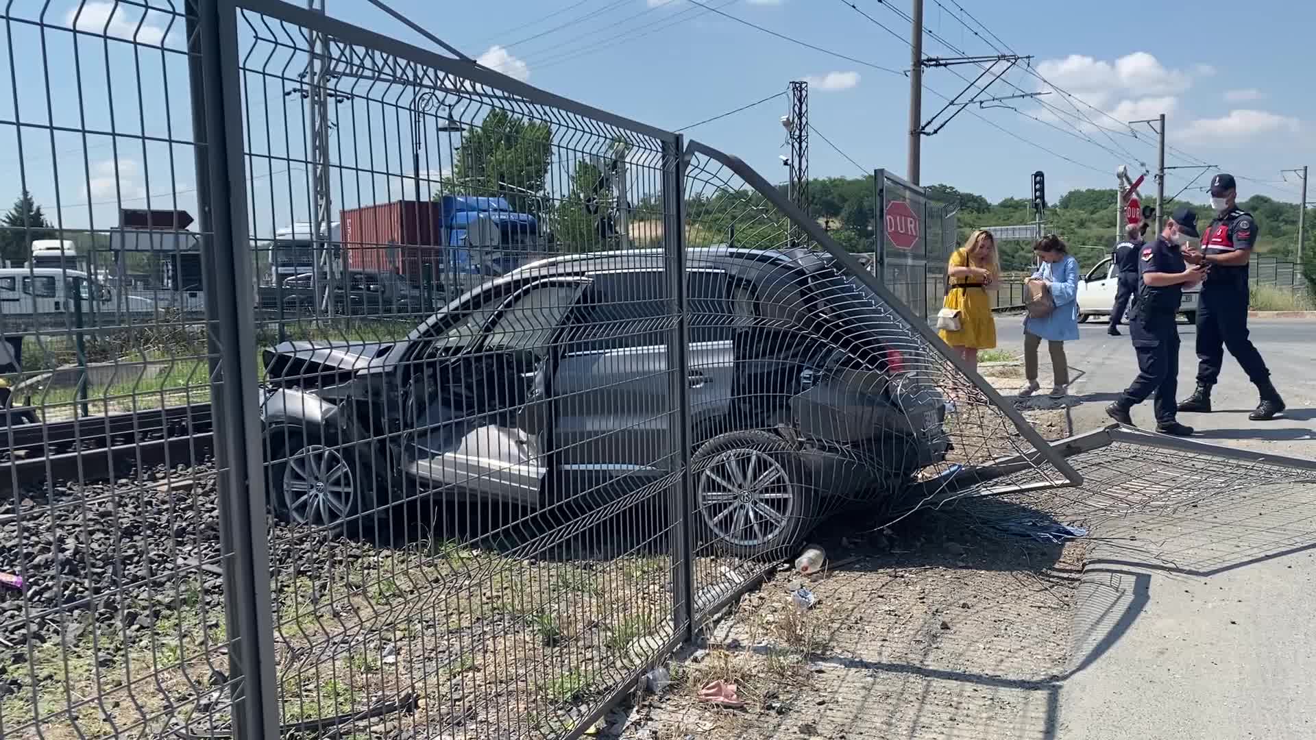 TREN OTOMOBİLE ÇARPTI, FACİA UCUZ ATLATILDI