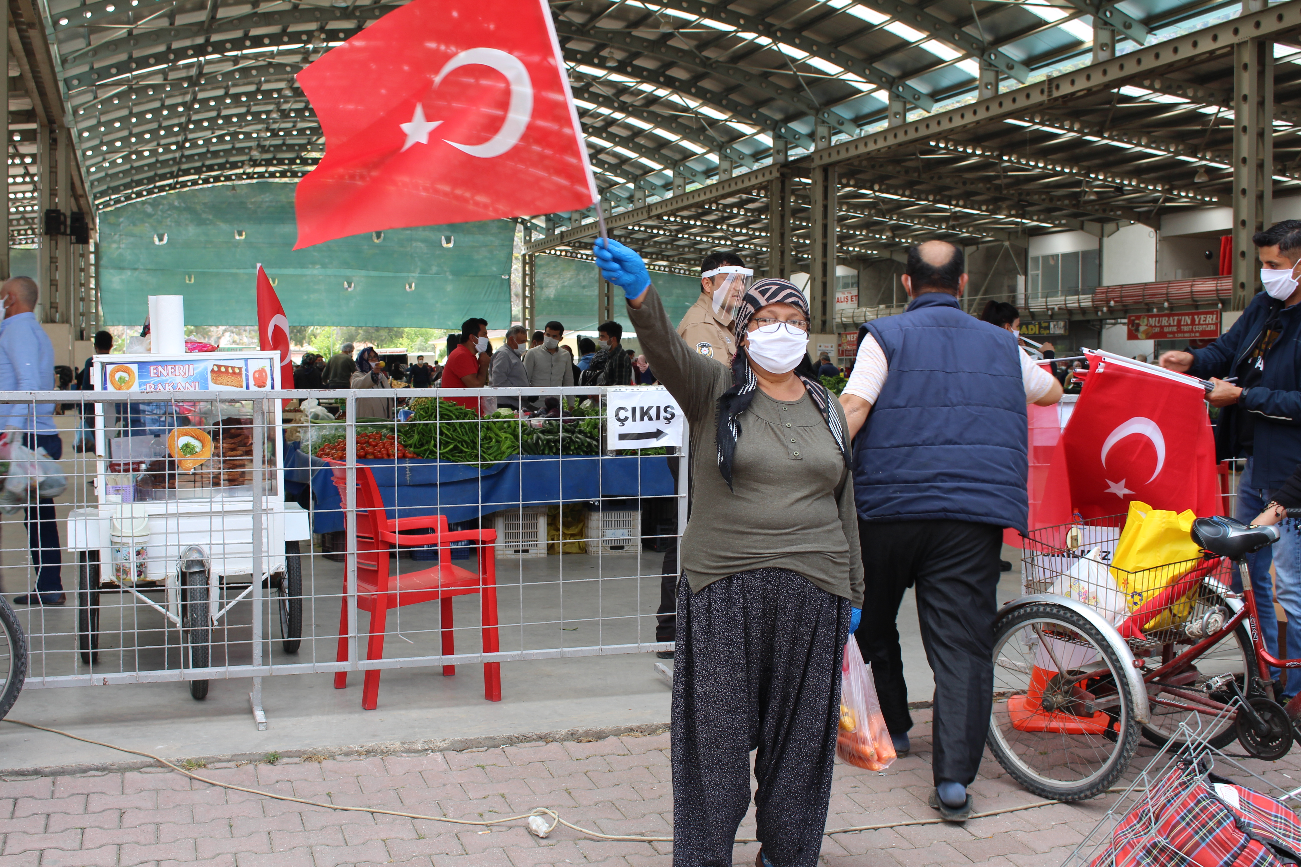 ANTALYA'NIN DÖRT BİR YANI KIRMIZI BEYAZA BÜRÜNDÜ