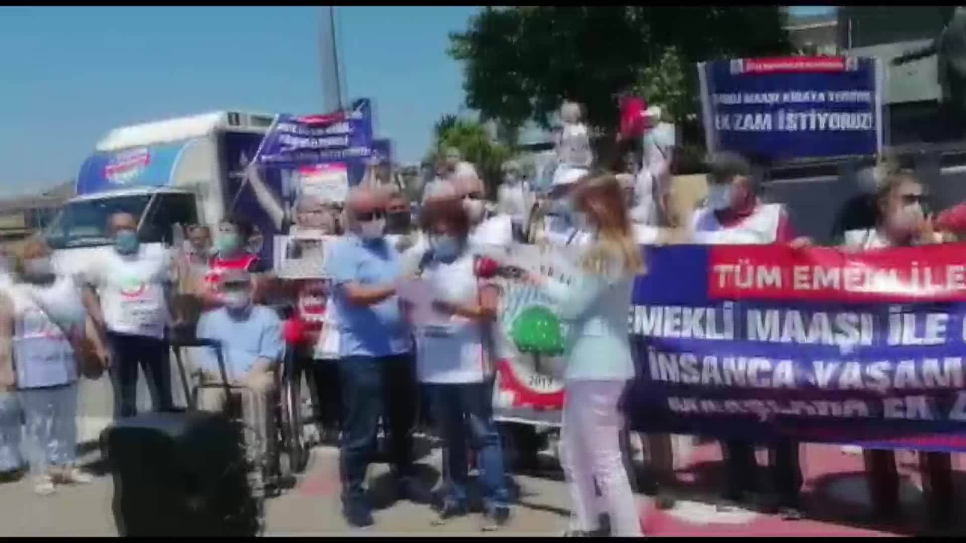 EMEKLİLER KADIKÖY RIHTIMINDAN SESLENDİ: "BÖYLE BİR YAŞAMA MAHKÛM DEĞİLİZ! HAYKIRIYORUZ, EMEKLİYİZ, AÇIZ"
