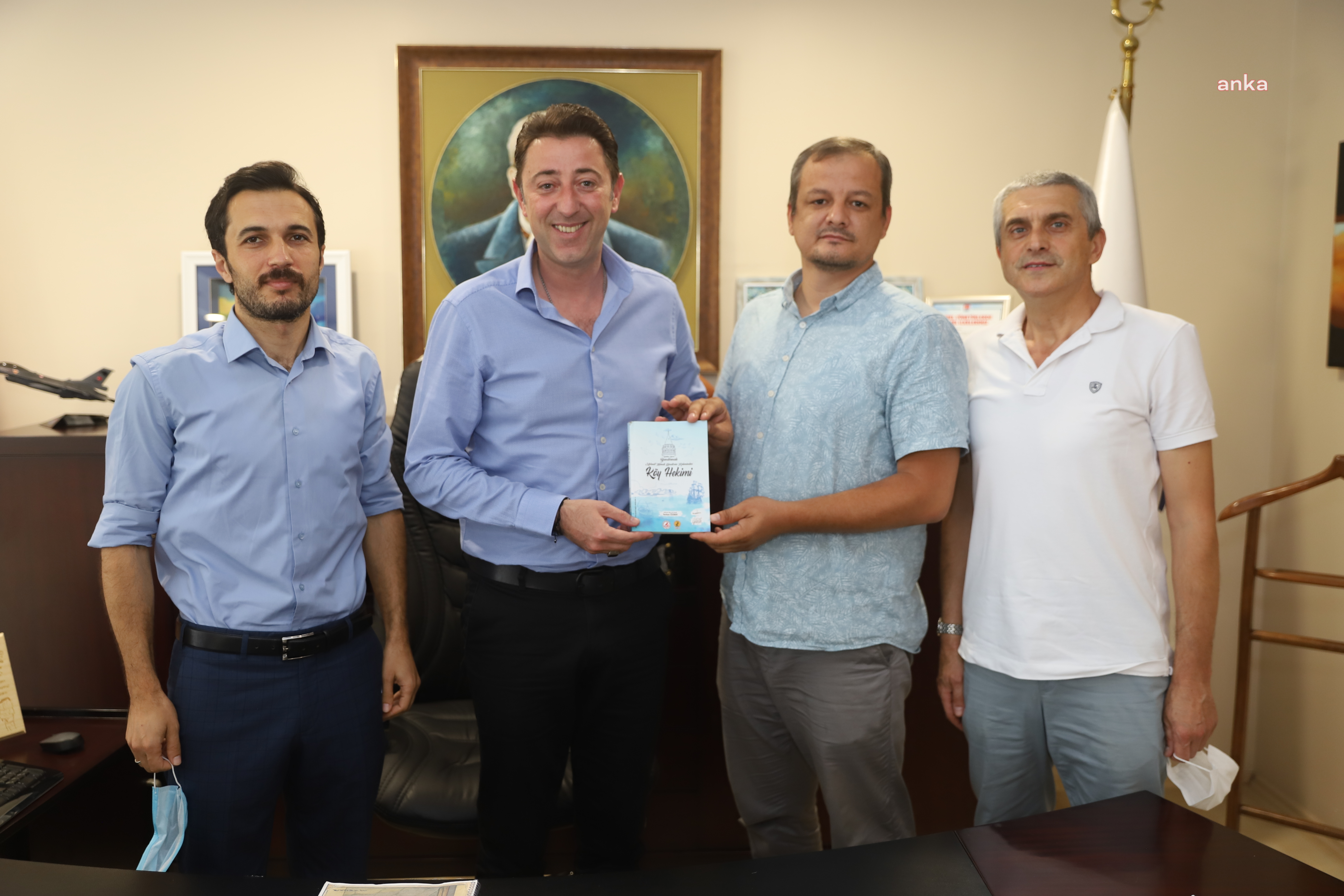 SERKAN ÖZBEK, “KÖY HEKİMİ” KİTABINI, BANDIRMA BELEDİYE BAŞKANI TOLGA TOSUN’A ARMAĞAN ETTİ