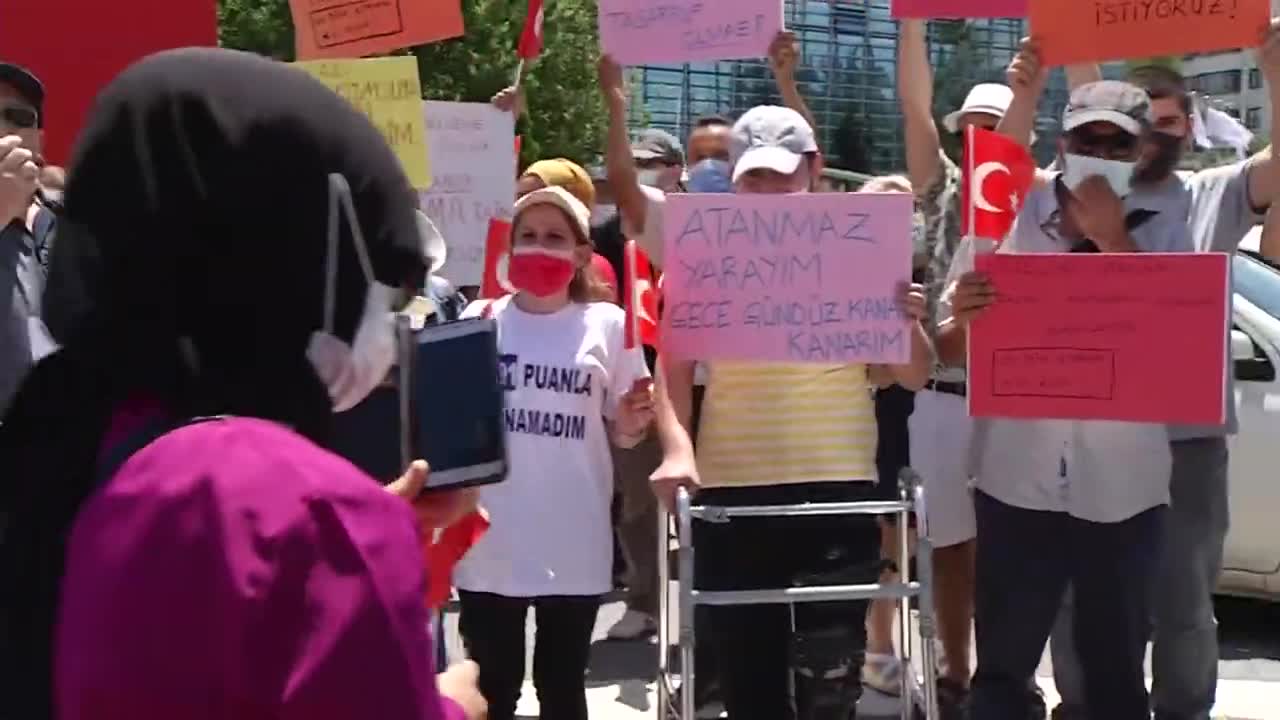 ENGELLİ MEMURLAR ÇALIŞMA BAKANLIĞI ÖNÜNDE ATAMA İSTEDİ
