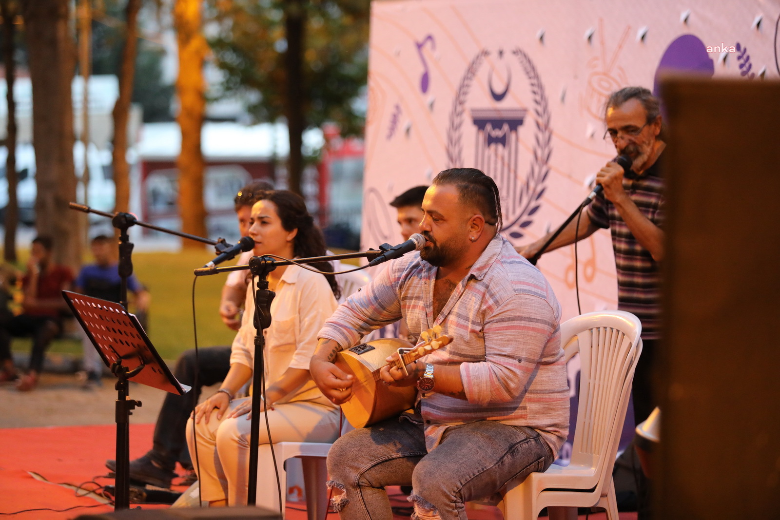 AKHİSAR BELEDİYESİ'NİN AÇIK HAVA YAZ KONSERLERİNE YOĞUN İLGİ