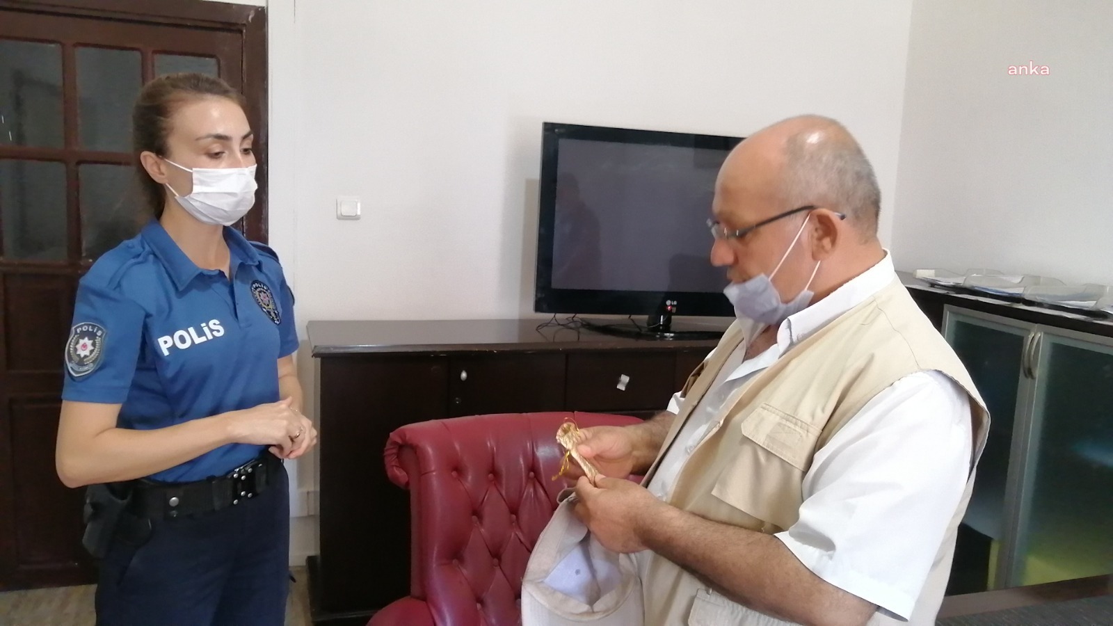 MERSİN'DE YOLDA BULDUĞU 10 YARIM ALTINI POLİSE TESLİM ETTİ