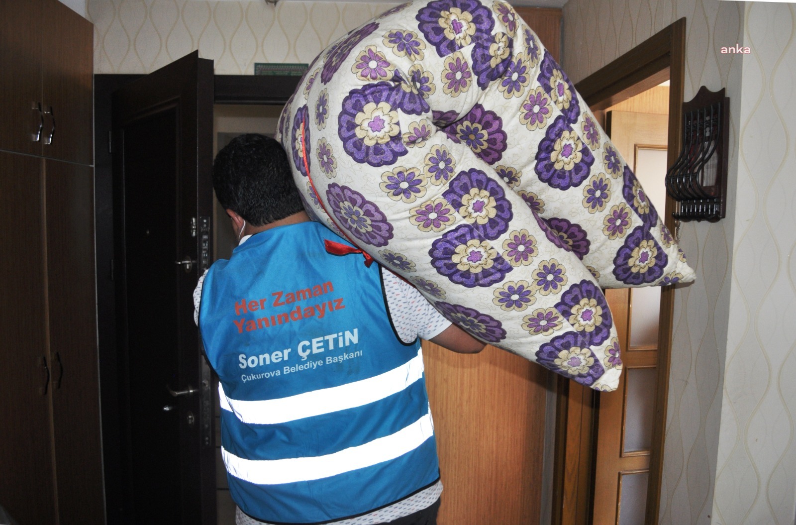ÇUKUROVA BELEDİYESİ'NDEN İHTİYAÇ SAHİBİ AİLEYE YARDIM ELİ