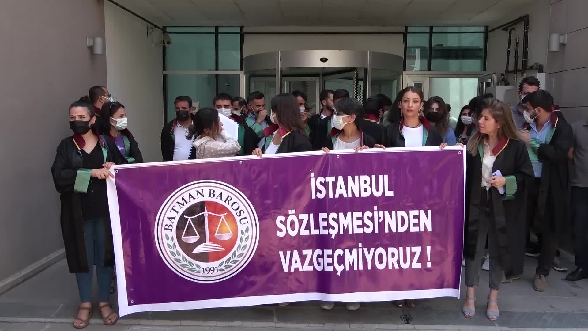 KADINLAR YURDUN DÖRT BİR YANINDA SOKAKTAYDI: “İSTANBUL SÖZLEŞMESİ’NDEN VAZGEÇMİYORUZ”