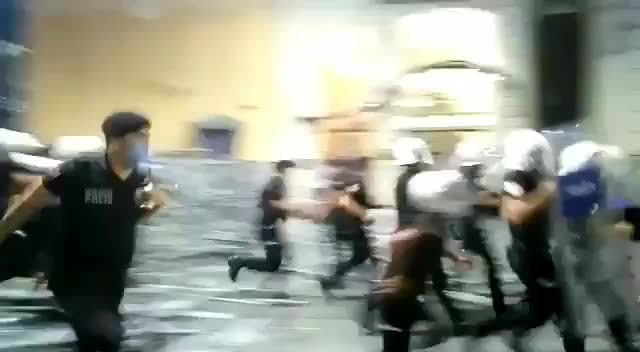 İSTANBUL SÖZLEŞMESİ İÇİN TAKSİM'E ÇIKAN KADINLARA POLİS BİBER GAZIYLA MÜDAHALE ETTİ