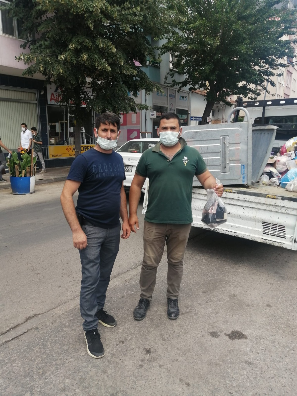 İZMİT BELEDİYESİ EKİPLERİ, YANLIŞLIKLA ÇÖPE ATILAN ALTINI ÇIKARIP SAHİBİNE TESLİM ETTİ