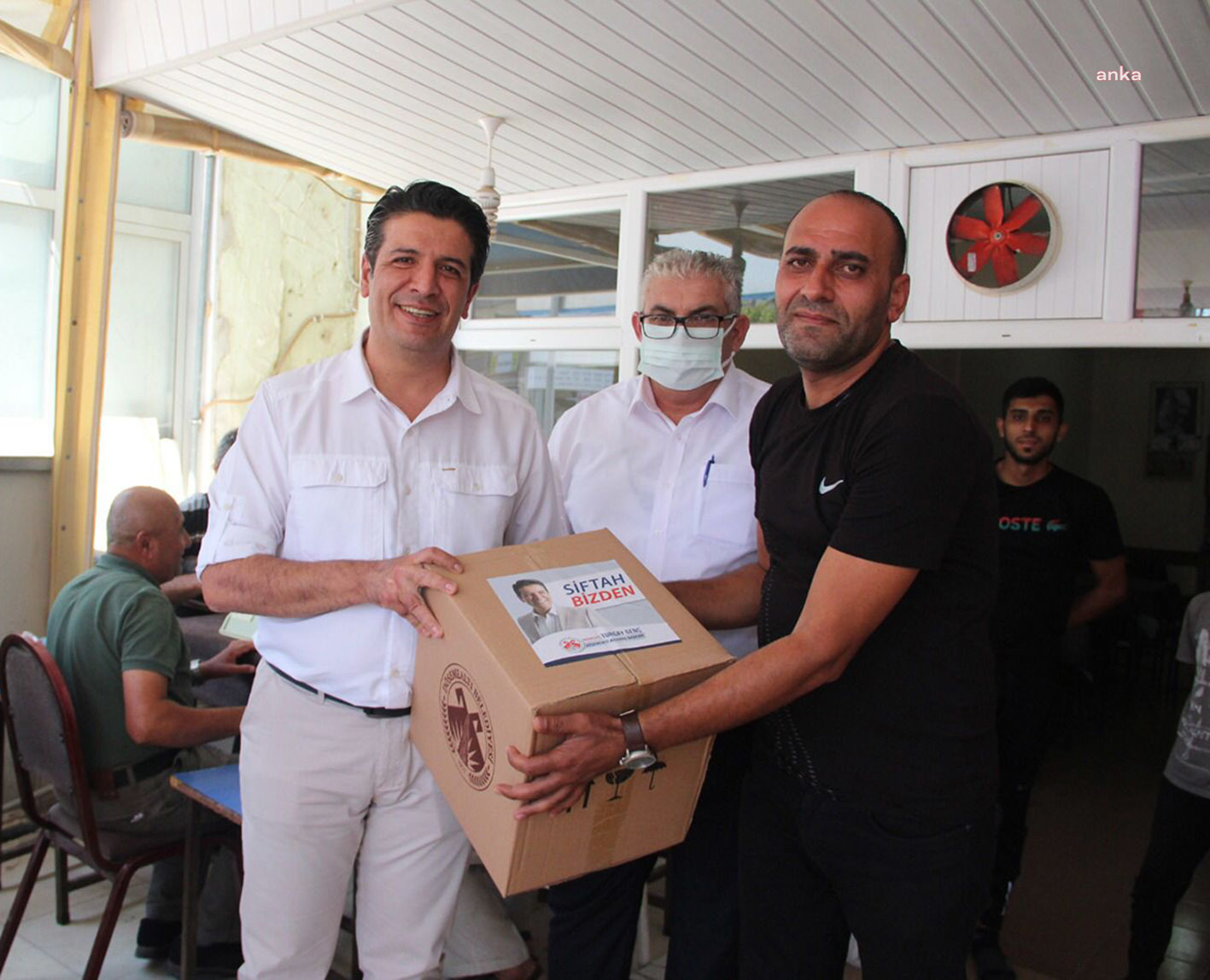 DÖŞEMEALTI BELEDİYESİ'NDEN KAHVECİ ESNAFINA HEDİYE KOLİSİ